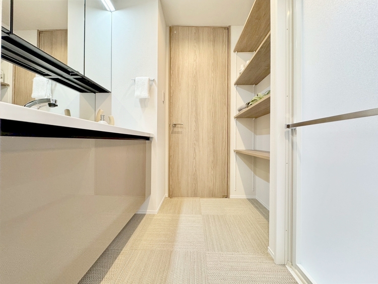 その他 十分な広さの脱衣所。