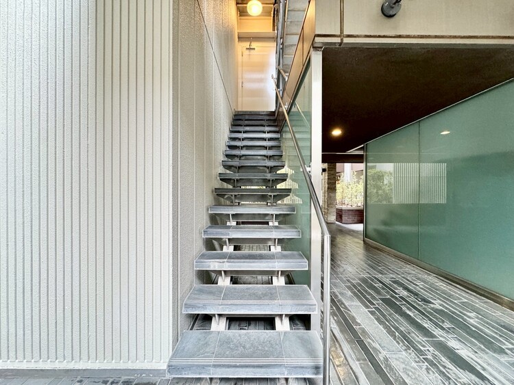 その他 共用部の階段です。明るく清潔に管理されています。