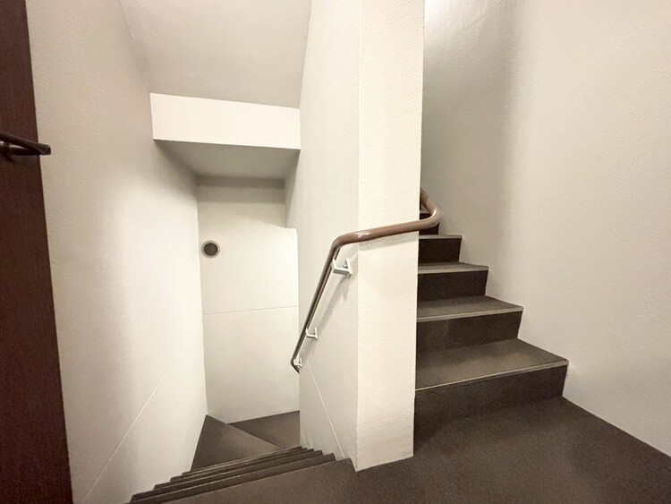 その他 共用部の階段です。明るく清潔に管理されています。