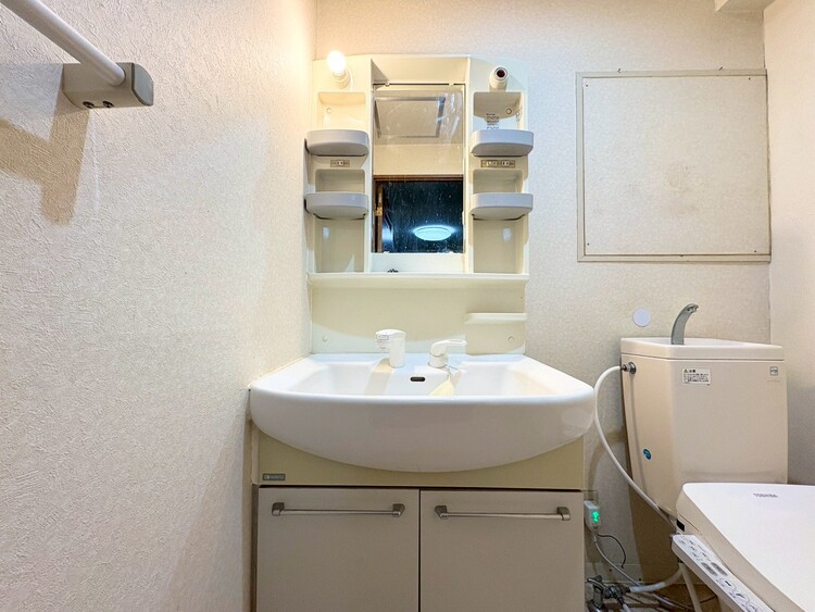 その他 清潔感を感じられる洗面化粧台。