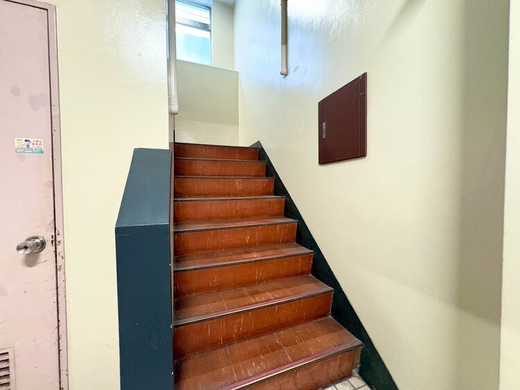 その他 共用部の階段です。明るく清潔に管理されています。
