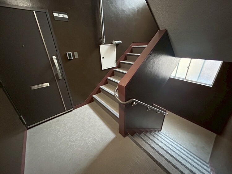 その他 共用部の階段です。明るく清潔に管理されています。