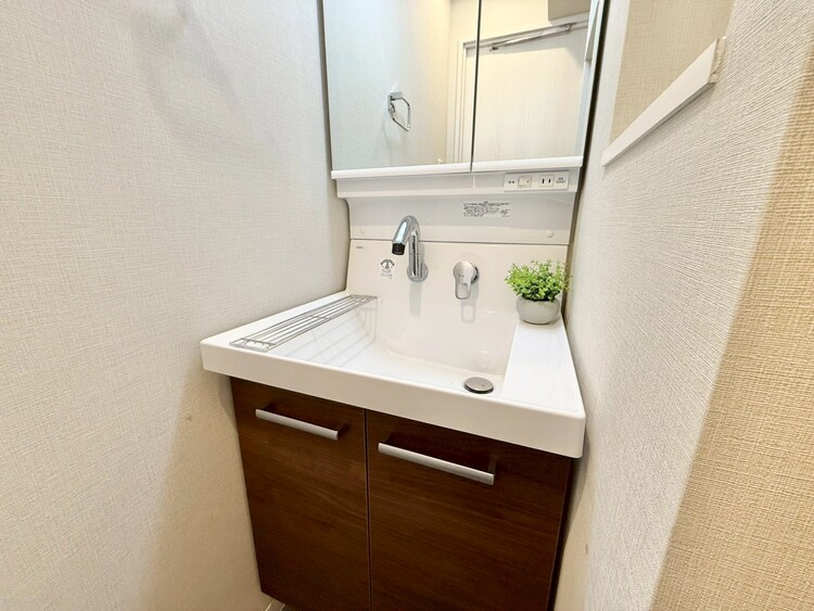 その他 清潔感を感じられる洗面化粧台。