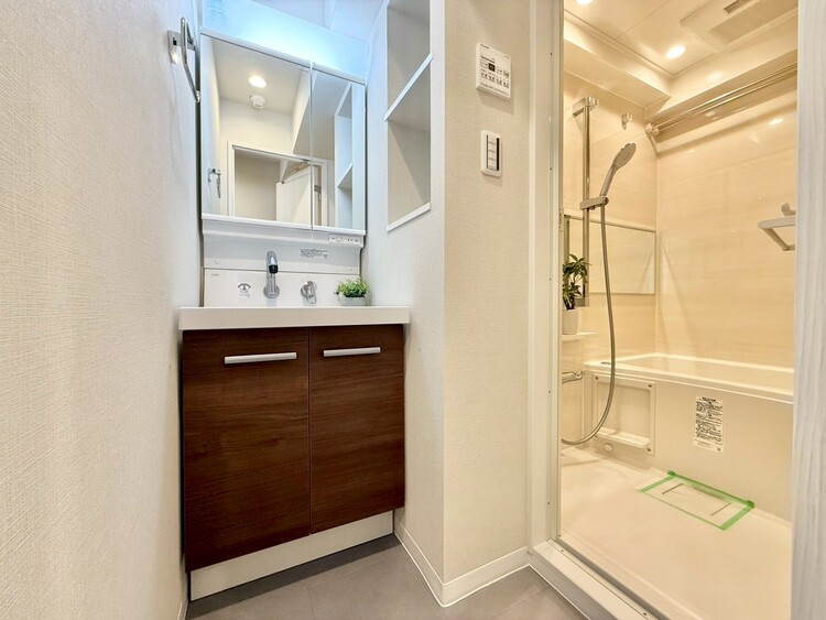 その他 十分な広さの脱衣所。