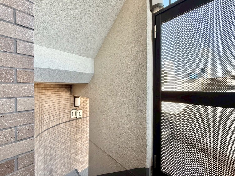 その他 共用部の階段です。明るく清潔に管理されています。