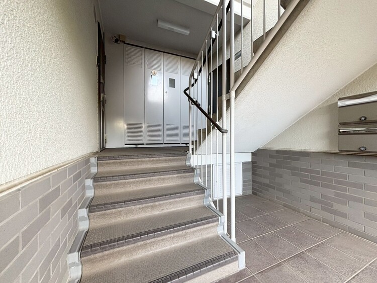 その他 共用部の階段です。明るく清潔に管理されています。
