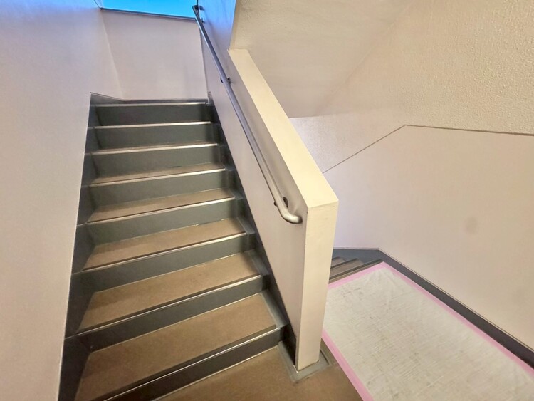 その他 共用部の階段です。明るく清潔に管理されています。