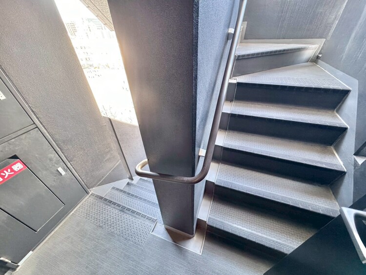 その他 共用部の階段です。明るく清潔に管理されています。