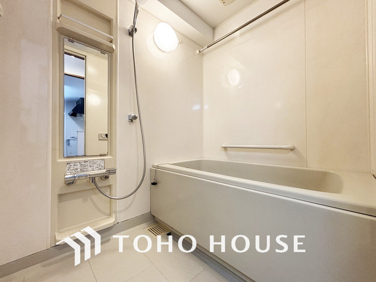 風呂 一日の疲れを癒すバスルームは、心地よいリラックスを叶える清潔感溢れる空間