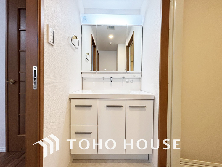 洗面 収納豊富で使い勝手の良い3面鏡です