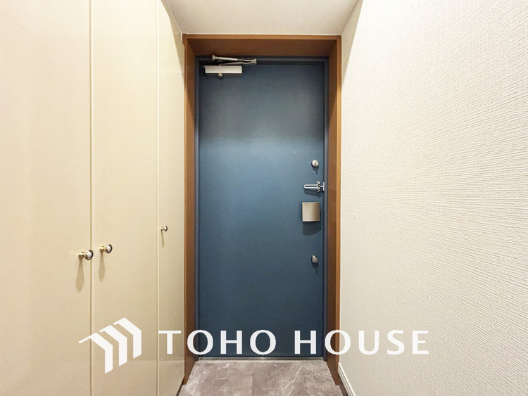 玄関 飾り過ぎないシンプルな内装の玄関