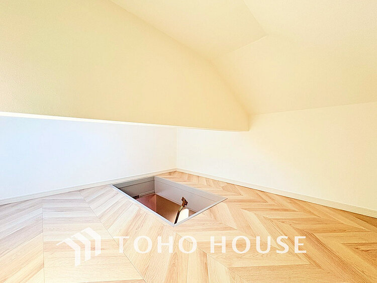 収納 小屋裏収納付きで荷物が多い方でも安心の収納力。季節物の衣類など整理整頓できますね