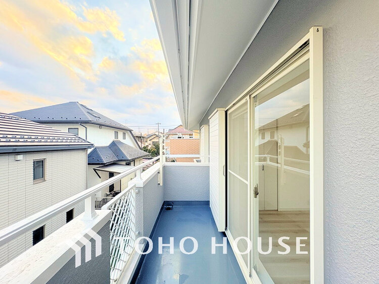 バルコニー 日当たりの良いバルコニーで晴れの日の洗濯物も楽しみになりますね