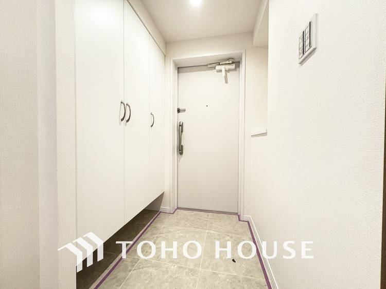 玄関 飾り過ぎないシンプルな内装の玄関