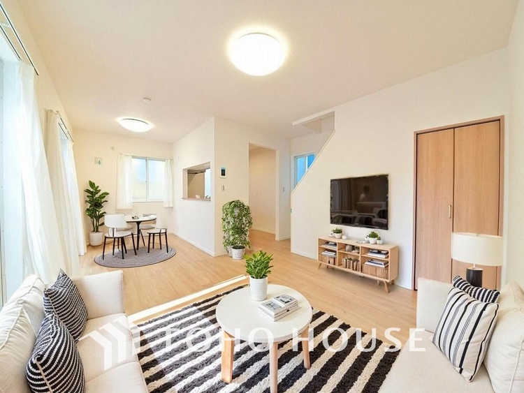 内装 明るいLDKは自然と家族が集まるコミュニケーションの場所に（家具は全てCGです）