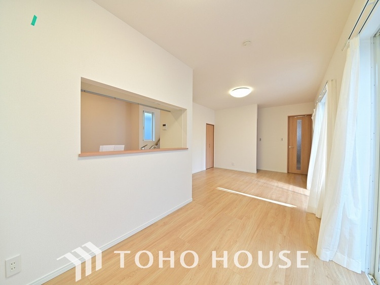 内装 約17帖のゆったりLDKは家族団欒の空間、会話もはずむ明るいリビング