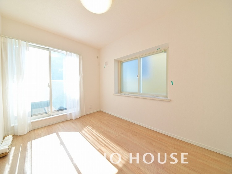 内装 採光もある洋室は、くつろぎのひと時を過ごすのにぴったり