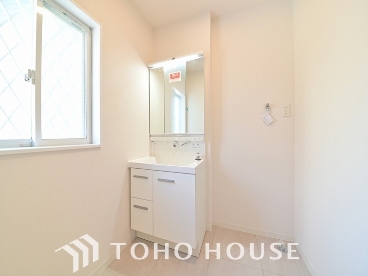 洗面 収納豊富で使い勝手の良い3面鏡仕様の洗面化粧台