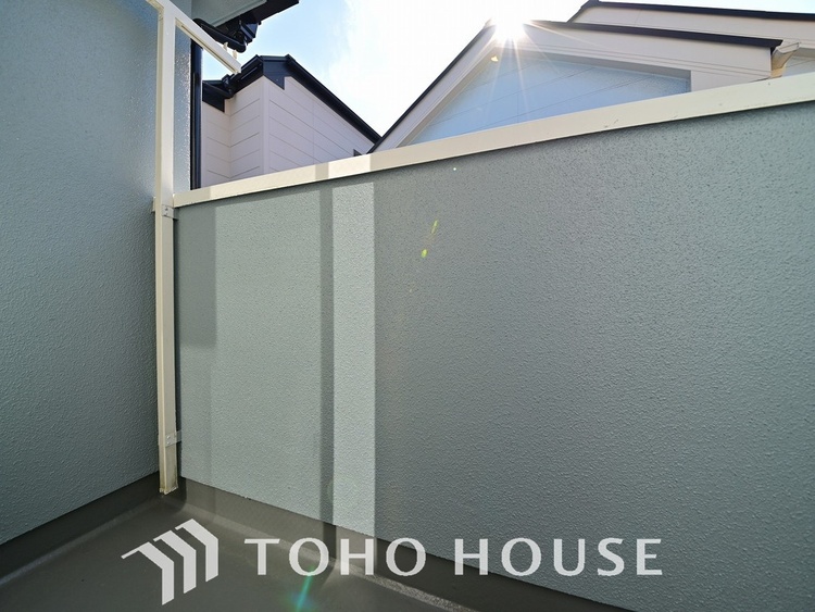 バルコニー 日当たりの良いバルコニーで晴れの日の洗濯物も楽しみになりますね