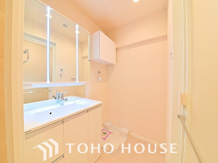 洗面 白を基調とした清潔感のある洗面室で朝の身支度を