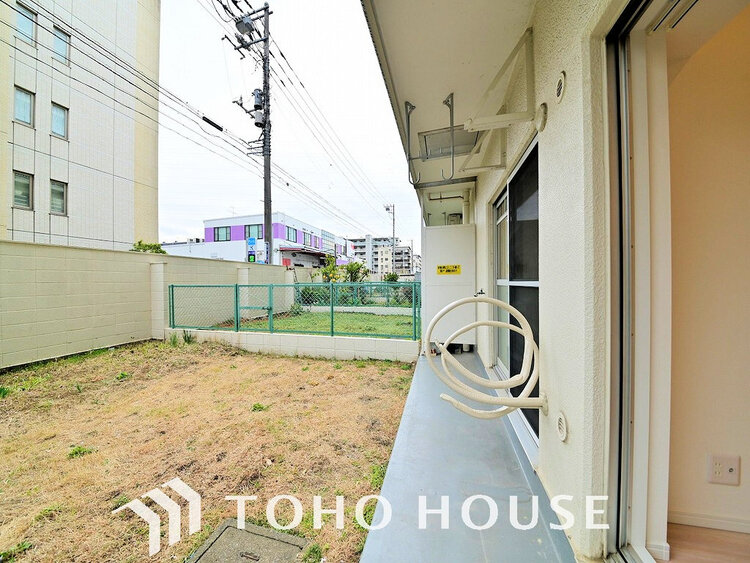 バルコニー 日当たりの良いバルコニーで晴れの日の洗濯物も楽しみになりますね