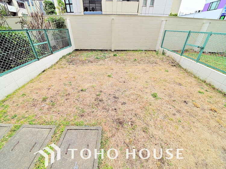 その他 広いお庭はガーデニングなど、ご家族の楽しめる場所の一つに