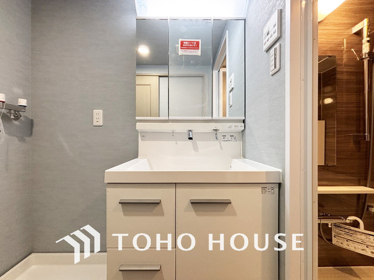 洗面 新規設置の洗面化粧台。収納豊富で使い勝手の良い3面鏡です