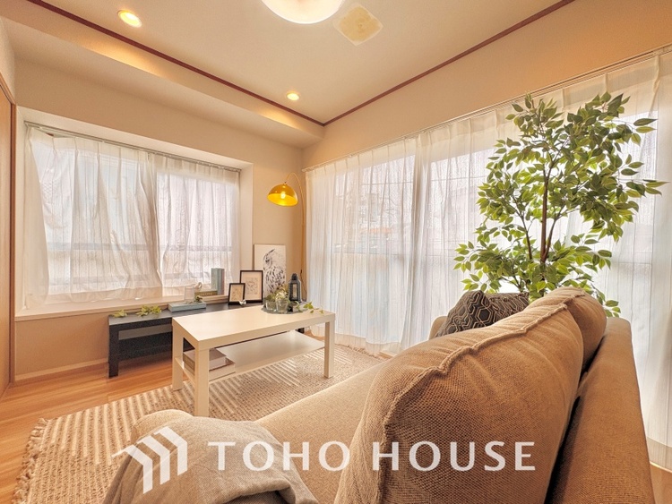 内装 ここはみんなが集い、食事と楽しい会話が始まる場所。話に夢中になりすぎて、ついつい時を忘れ、夜半過ぎになってしまう。そんな束の間の幸せを感じさせてくれます。