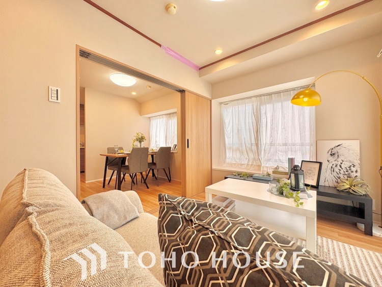 内装 高級感あふれる大きなリビングは、落ち着きと安心感を兼ね備えた優雅な空間。ご家族の暮らしに豊かさを添えます。