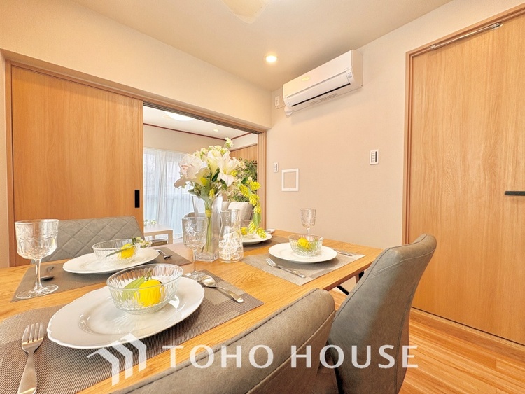 内装 堂々とした広さを誇るリビングは、優雅な開放感と安心感を兼ね備えた上質な空間。ご家族の時間を一層贅沢に演出します。