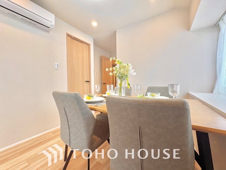 内装 大きく開放的なリビングは、家族が自然と集まり、安心して過ごせる憩いの場所。ゆとりある空間が暮らしに心地よさを届けます。