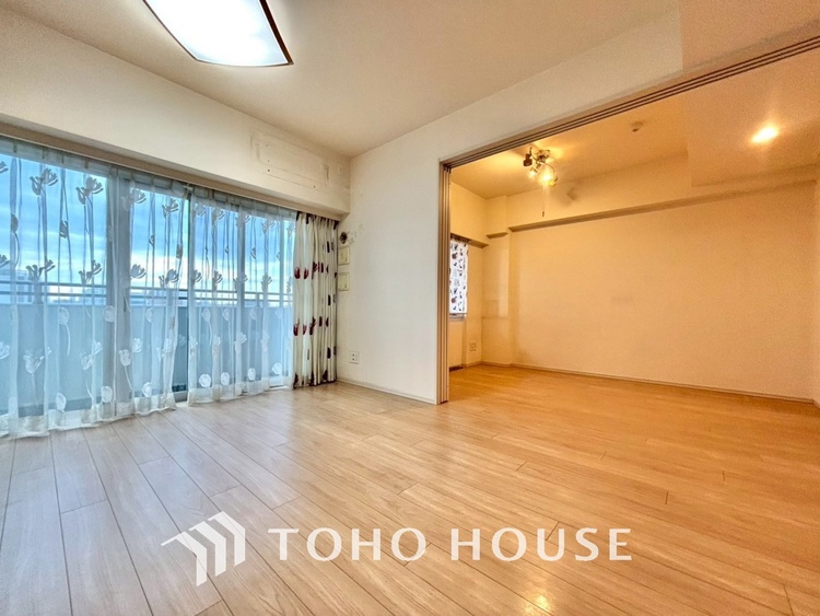 内装 居心地のいい暮らしには欠かせない眩い採光。ゆったりとした幅の窓からこの空間に降り注ぐ採光が絶えない。明るいリビングこそ居心地のいい暮らしが待っているのだと思う。