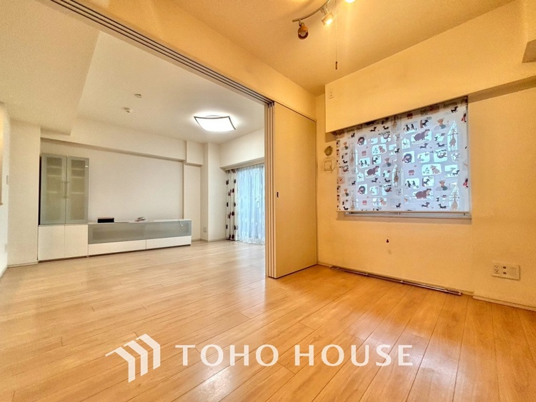 内装 風の通り道。舞い込んでくる風が優しく躍り、室内に爽やかな空気を運んでくる。