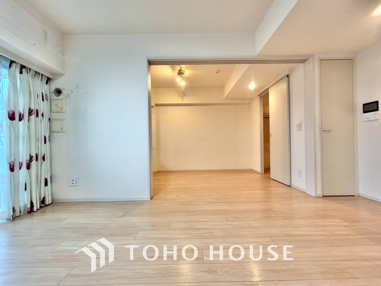 内装 叶えたかったのは落ち着きのあるナチュラルな風合い、そして開放感があるリビング。優雅な気分に浸れる幸せな時間を家族が自然と集まりたくなるこの空間で。