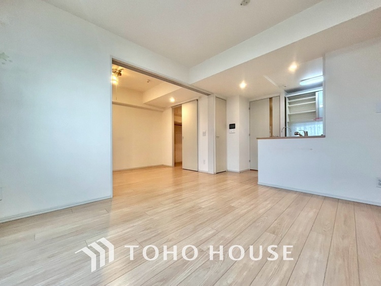 内装 ◆サンサンと◆差し込む太陽の光がこのリビングに笑いをもたらす。ソファの上のクッションがポカポカした暖気にぬくぬくと微睡んでいる。