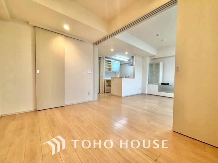 内装 使いやすく、明るい洋室に仕上がります。子供部屋や趣味のお部屋にご利用できます。ご自身で家具などを配置し、素敵な空間を創り上げられます。