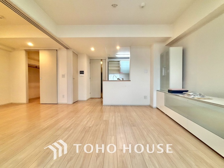 内装 ◆瀟洒な空間◆落ち着きのある彩が見事に調和させた瀟洒な空間を演出。ここに集まる家族の会話と笑顔が絶え間なく続く幸せな空間。