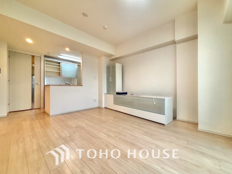 内装 ここはみんなが集い、食事と楽しい会話が始まる場所。話に夢中になりすぎて、ついつい時を忘れ、夜半過ぎになってしまう。そんな束の間の幸せを感じさせてくれます。