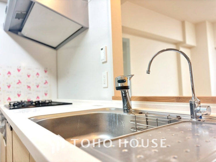 キッチン キッチンは家族の絆を育む大切な空間。シンプルで使い易いシステムキッチンで愉しく作る料理は愛情のある美味しいご馳走に。家族で使えるダイニングキッチンです。