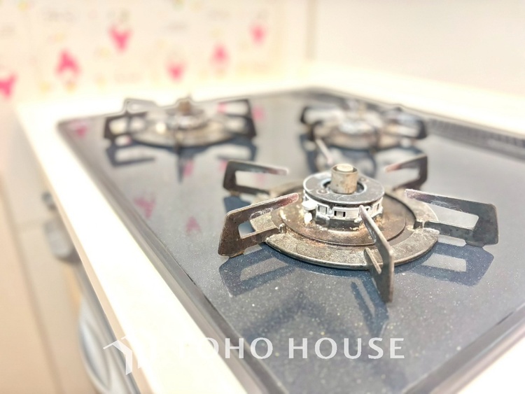 キッチン 毎日料理をする、料理が好き、家族が多くて量を作る必要がある、等の方々にとっては必須の３口コンロ。同時進行で効率アップはもちろん鍋を移動する回数が減り、無駄な動きを軽減することが出来ます。