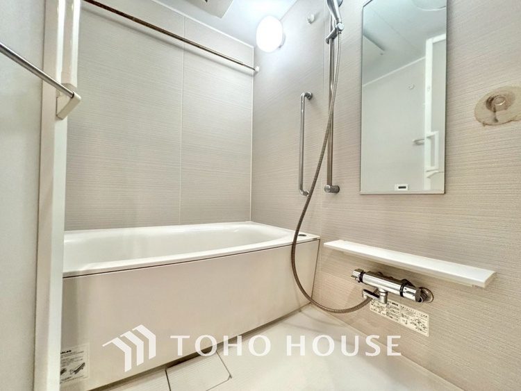 風呂 【浴室】《一日の疲れを落としてくれる場所は、落ち着く場所でなければならない》　高級感溢れるカラーと大きさ・柔らかな曲線で構成された半身浴も楽しめるバスタブが心地よさをもたらします。