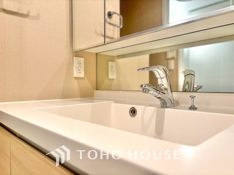 洗面 気持ちの良い朝をつくりだし、夕方には笑顔を取り戻させてくれるミラー。パウダールームはいつでも本来の自分を取り戻せる空間。明るく仕上げてあります。