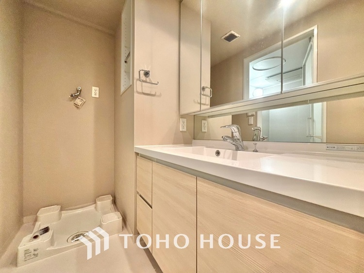 洗面 清潔感あるホワイト調のクロスと温もり溢れるモダンカラーの床材が見事に調和した本邸宅は、毎日の生活を少しでも快適に過ごして頂ける様に落ち着いた雰囲気作りから行っています。