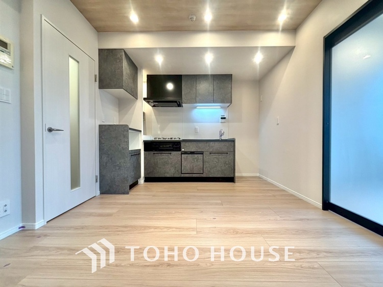 内装 居心地のいい暮らしには欠かせない眩い採光。ゆったりとした幅の窓からこの空間に降り注ぐ採光が絶えない。明るいリビングこそ居心地のいい暮らしが待っているのだと思う。