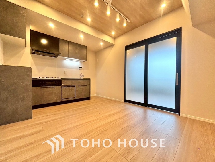 内装 ◆サンサンと◆差し込む太陽の光がこのリビングに笑いをもたらす。ソファの上のクッションがポカポカした暖気にぬくぬくと微睡んでいる。