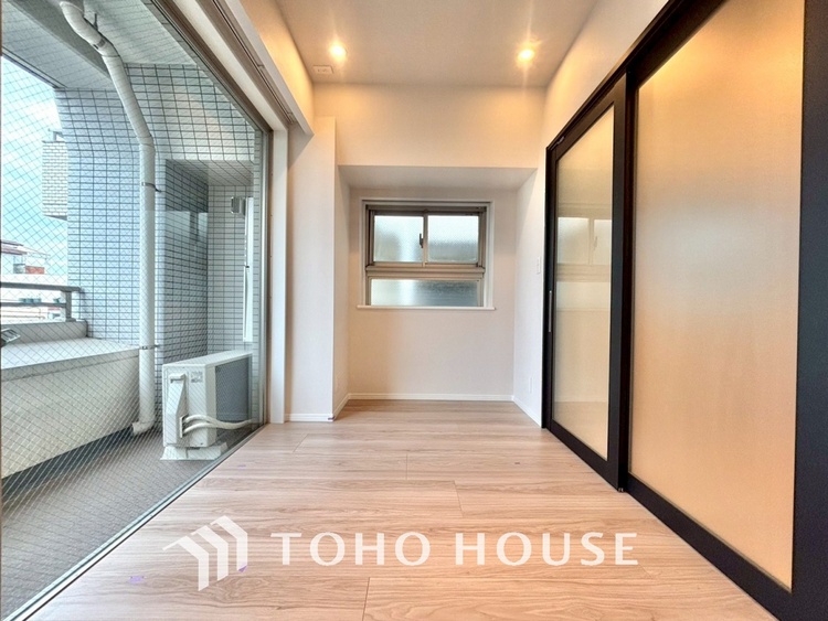 内装 使いやすく、明るい洋室に仕上がります。子供部屋や趣味のお部屋にご利用できます。ご自身で家具などを配置し、素敵な空間を創り上げられます。