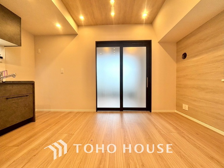 内装 ここはみんなが集い、食事と楽しい会話が始まる場所。話に夢中になりすぎて、ついつい時を忘れ、夜半過ぎになってしまう。そんな束の間の幸せを感じさせてくれます。