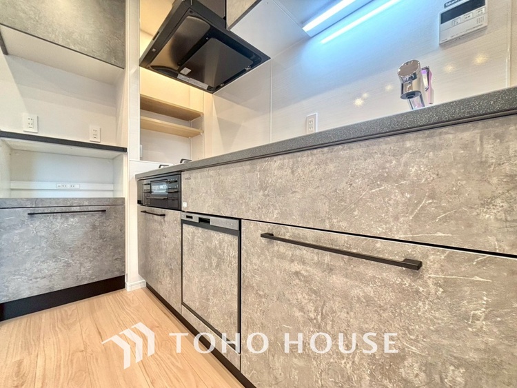 キッチン 手元の収納から、足元の収納までが全てスライド式で、奥のスペースまで有効に活用できます。奥まで上から見渡せるので、たまにしか使わない調理器具もサッと取出せます。