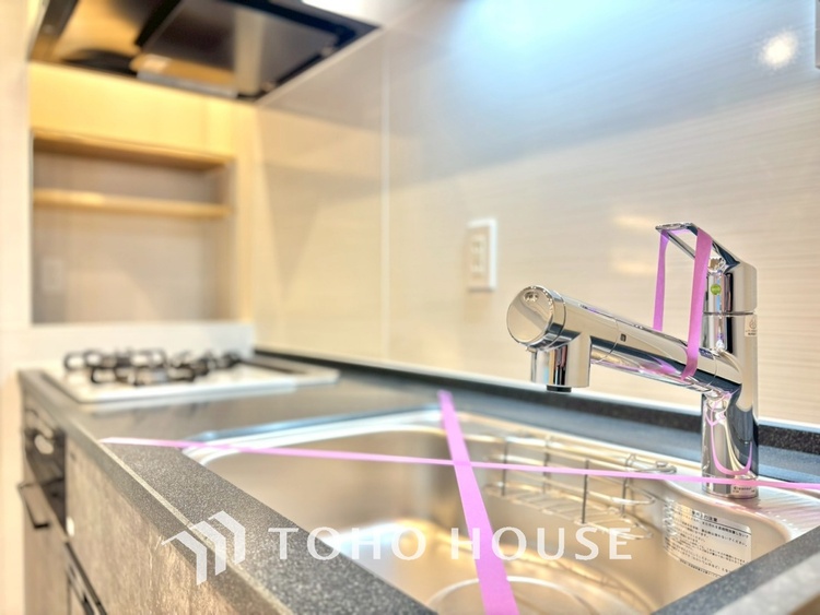 キッチン ◆愛育◆キッチンは家族の絆を育む大切な空間。シンプルで使い易いSystemKitchenで愉しく作る料理は愛情のある美味しいご馳走に。家族で使える広々としたダイニングキッチンです。