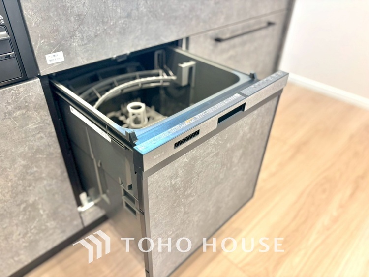 キッチン キッチンは家族の絆を育む大切な空間。シンプルで使い易いシステムキッチンで愉しく作る料理は愛情のある美味しいご馳走に。家族で使えるダイニングキッチンです。